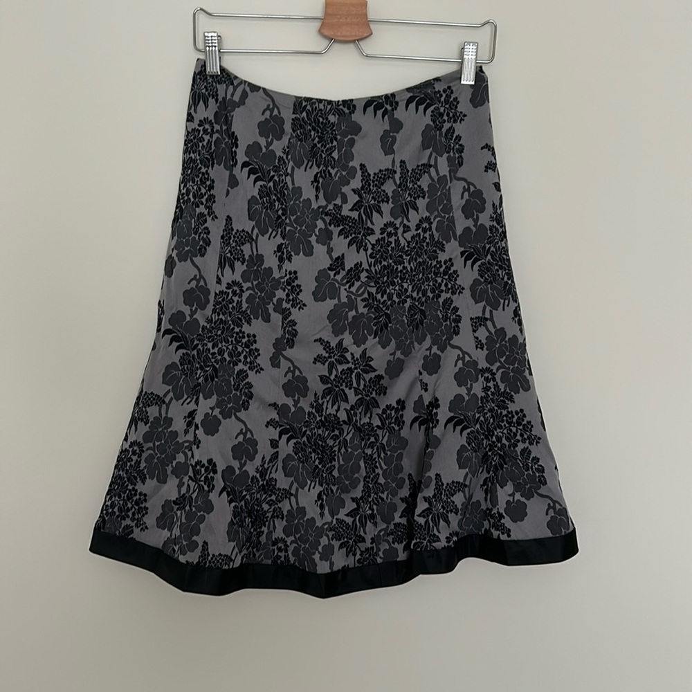 Ann Taylor Black and Grey Floral Skirt - Size 4‎ Office Siren